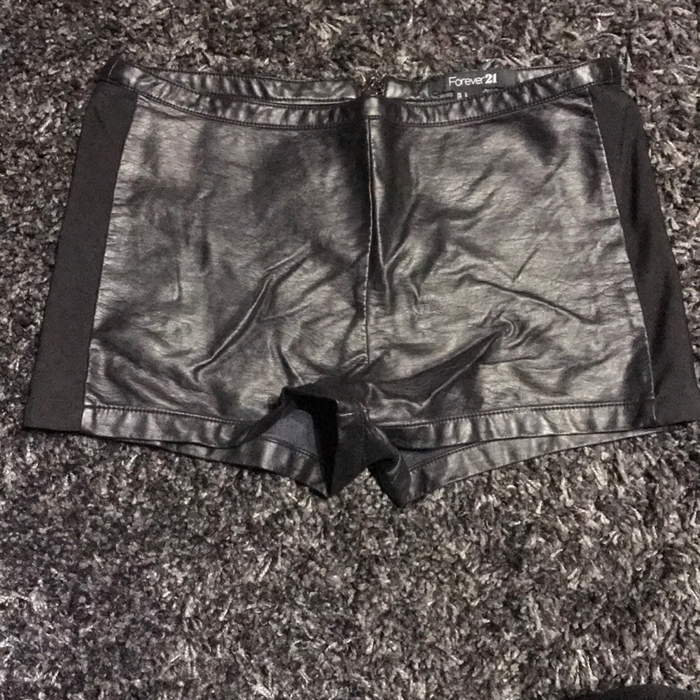 Faux leather shorts😍